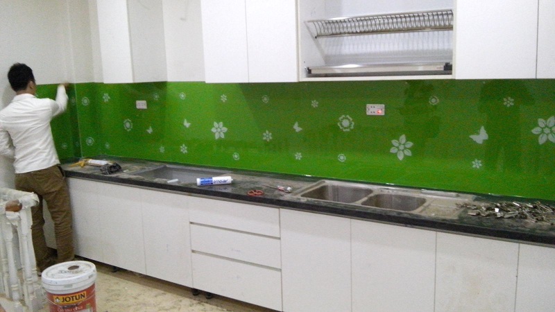 KÍnh màu ốp bếp hoa văn nghệ thuật